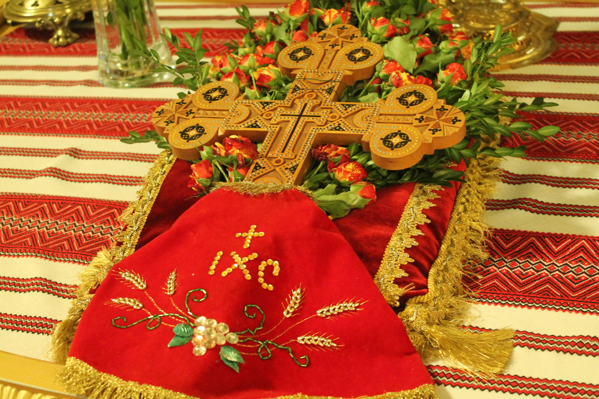 Abp Popowicz zachęca do adoracji krzyża w domach 