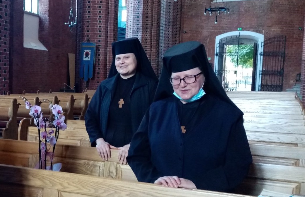 Молитва за монахинь та монахів у Вроцлавському соборі в свято Стрітення Господнього