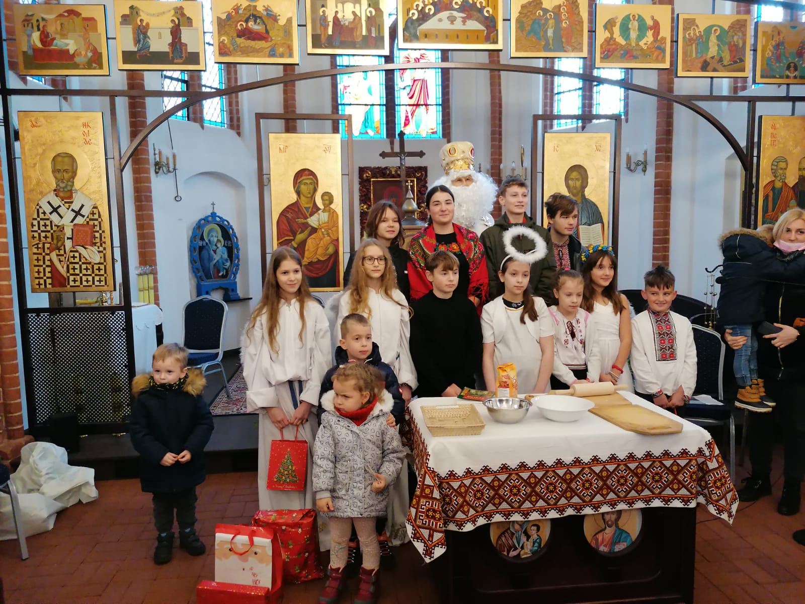 Дітей з парафії святих апостолів Петра і Павла в Тшеб‘ятові відвідав св. Миколай